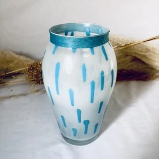 Vase blanc sablé avec gouttes bleu et cuire bleu ciré