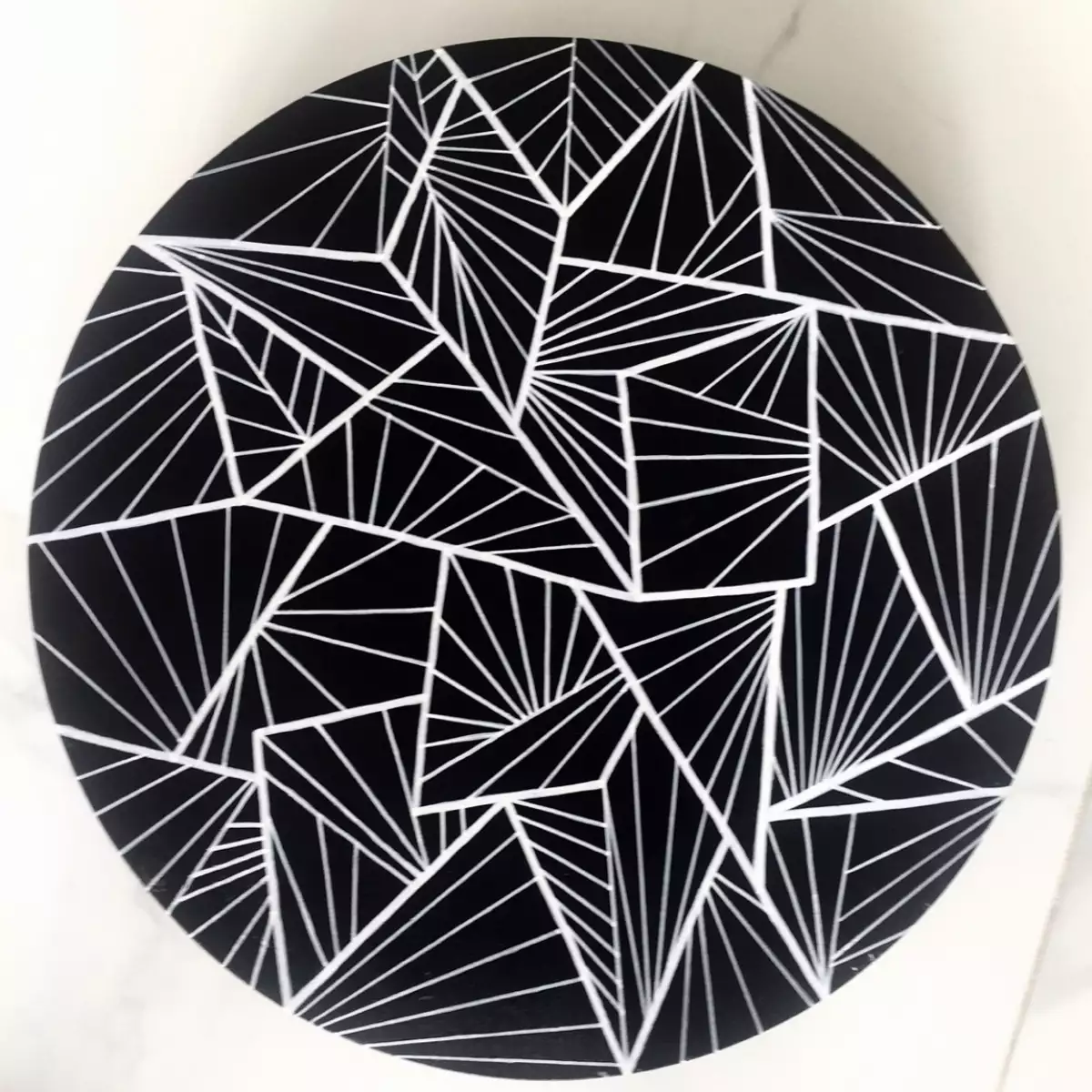 Plateau en en teck, peint à la main , graphique noir et blanc