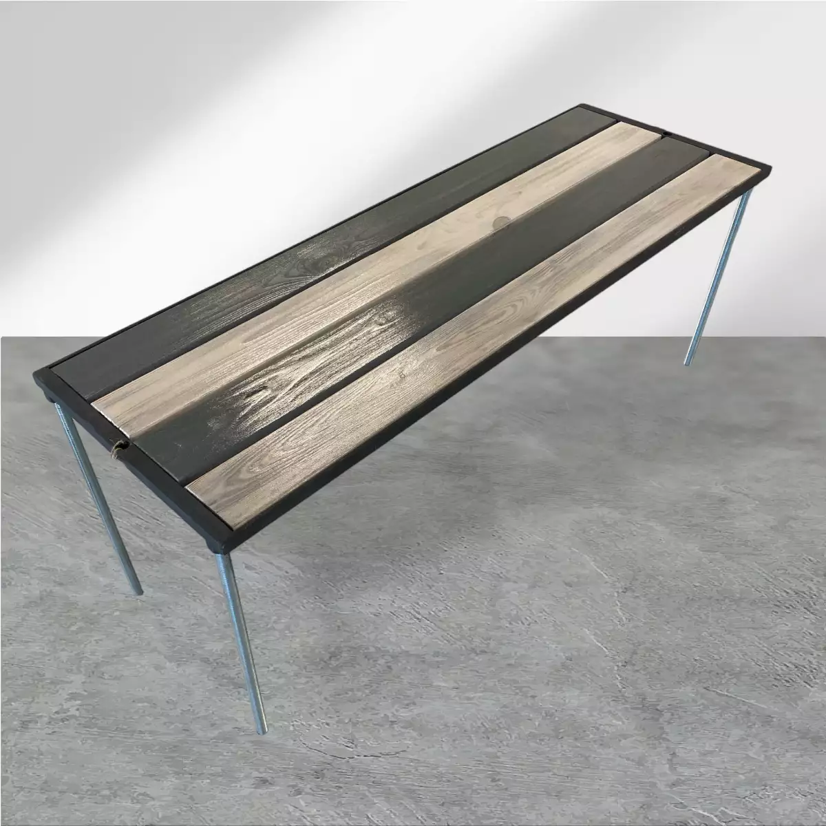 table basse en bois teinté gris