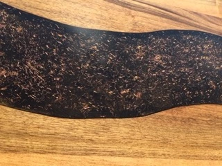 Table rivière noire avec fil de cuivre