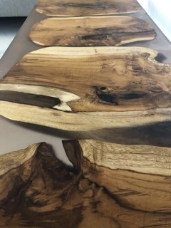table basse en résine couleur fumé mat bois teck